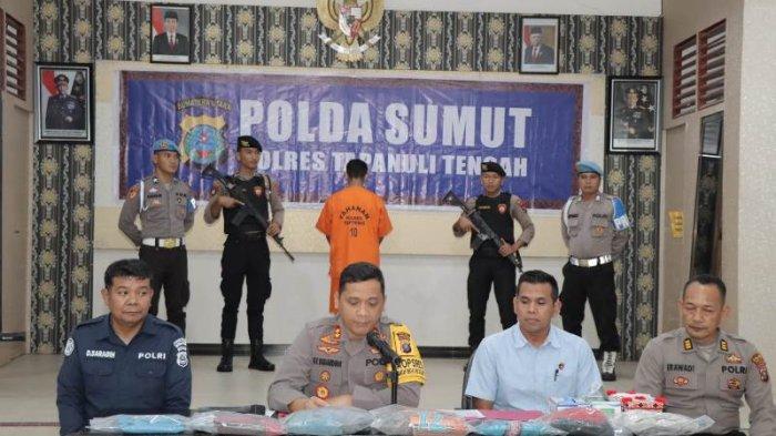 Kapolres Tapanuli Tengah AKBP Basa Emden Banjarnahor saat memaparkan kasus pencabulan terhadap anak laki-laki di Kabupaten Tapanuli Tengah, Kamis (7/12/2023). Tersangka bernama Hendri Cahaya Putra ditangkap di Bekasi dan terancam 15 tahun penjara.