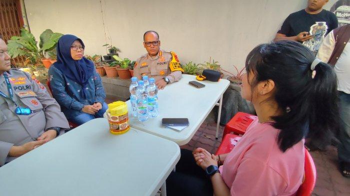 Kapolrestabes Medan, Kombes Gidion menemui Fitra Samosir korban penganiayaan dokter koas Fladiniyah di Jalan Perintis Kemerdekaan, Kamis (26/12/2024) 