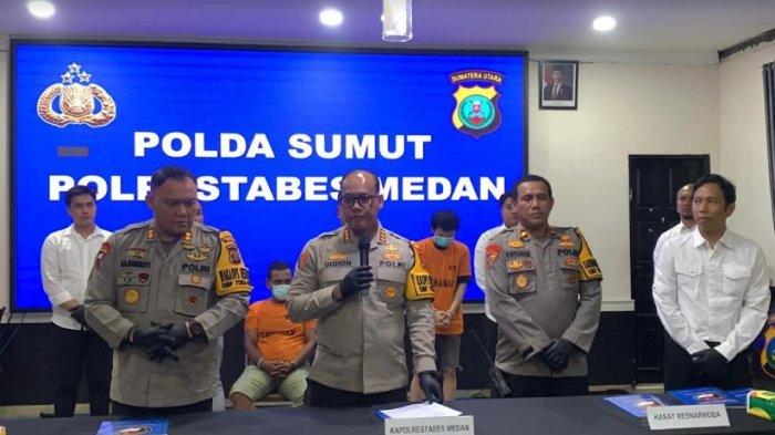Kapolrestabes Medan, Kombes pol Gidion Arief Setyawan (tengah), menyampaikan pengungkapan kasus narkoba, dari dua orang tersangka, Senin (28/10/2024). TRIBUN-MEDAN/ALFIANSYAH