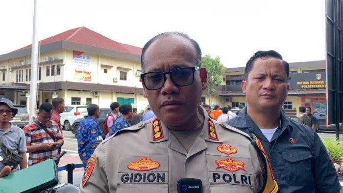 Kapolrestabes Medan, Kombes pol Gidion Arief Setyawan, saat memberikan keterangan terkait kelakuan Polisi Wanita Bripka Lila Astriza yang Ngamuk-ngamuk di Komplek Griya Aira, Jalan Tengku Hasim Utama, Kelurahan Bandar Utama, Kecamatan Tebingtinggi Kota, Selasa (17/12/2024). TRIBUN-MEDAN/ALFIANSYAH