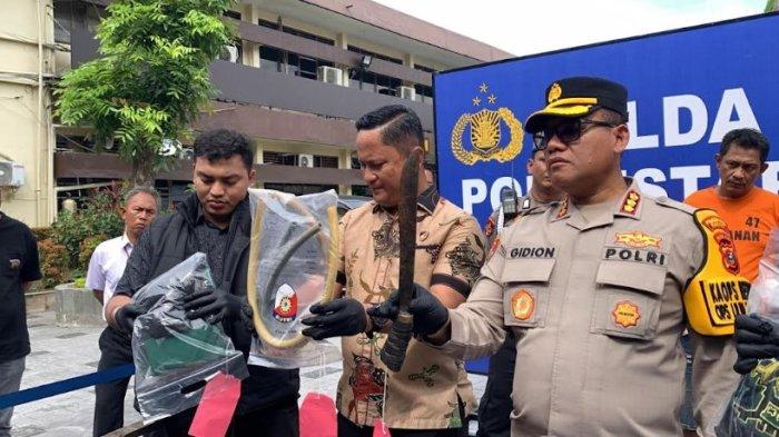 Kapolrestabes Medan, Kombes pol Gidion Arief Setyawan, menunjukkan barang bukti yang dipakai oleh para pelaku untuk membunuh mantan anggota TNI AD bernama Andreas Rury Stein Sianipar, Jumat (3/1/2025).