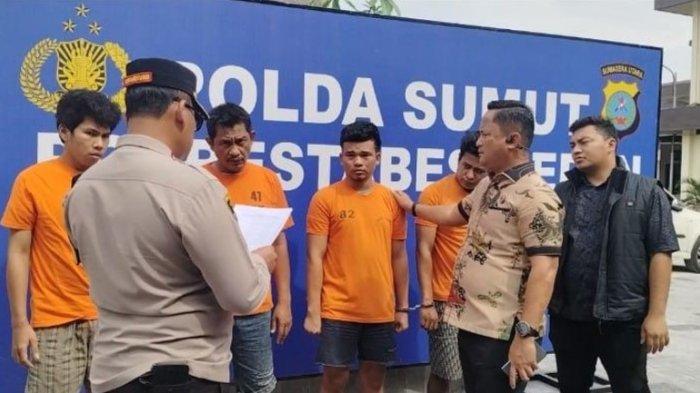 Kapolrestabes Medan, Kombes pol Gidion Arief Setyawan sedang mengintrogasi keempat pelaku, terkait kasus pembunuhan terhadap eks anggota TNI AD bernama Andreas Rury Stein Sianipar, Jumat (3/1/2025). TRIBUN-MEDAN/ALFIANSYAH