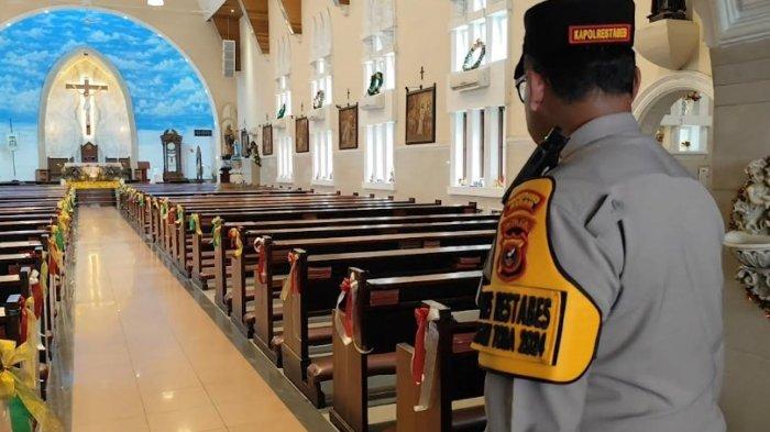 Kapolrestabes Medan dan Gegana melakukan sterilisasi di Gereja Katedral Medan, Jalan Pemuda, Selasa (24/12/2024)