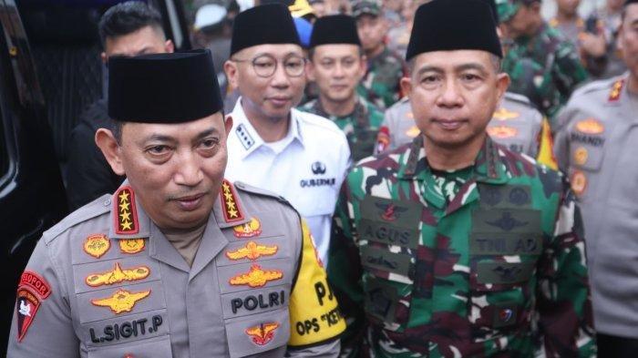 SAMBANGI RUMAH ALMARHUM - Kapolri Jenderal Polisi Listyo Sigit Prabowo bersama Panglima TNI Jenderal TNI Agus Subianto dan Gubernur Lampung, Rahmat Mirzani Djausal usai menyempatkan datang ke rumah alamarhum Briptu (Anumerta) M Ghalib Surya Ganta di Jalan A Rahman Nomor 61, Kelurahan Pematang Wangi, Kecamatan Tanjung Senang, Kota Bandar Lampung, Rabu (26/3/2025). Terungkap pembicaraan Kapolri dan Panglima TNI dengan keluarga Briptu Ghalib polisi gugur di Way Kanan.