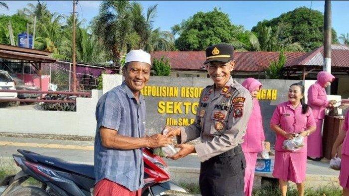 Kapolsek Barus, Iptu Mulia Riadi saat membagikan takjil kepada pengendara di depan Mako Polsek Barus, Jalan Sisingamangaraja Kelurahan Padang Masiang, Kecamatan Barus Senin, (25/03/2024) pukul 17.00 WIB yang lalu.
