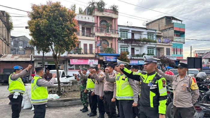 Polsek Kota Sidikalang menggelar pengamanan dan pengaturan di sekitar Pasar Sidikalang, Sabtu (11/11/2023).