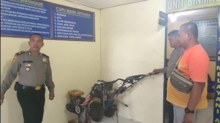 Kapolsek Simpang Empat AKP Dedy S Ginting, mengecek barang bukti hasil pencurian dari tiga pelaku yang sebelumnya diamankan warga, di Polsek Simpang Empat, di Jalan Lau Kawar, Kecamatan Simpang Empat, Minggu (9/6/2024). (TRIBUN MEDAN/MUHAMMAD NASRUL)