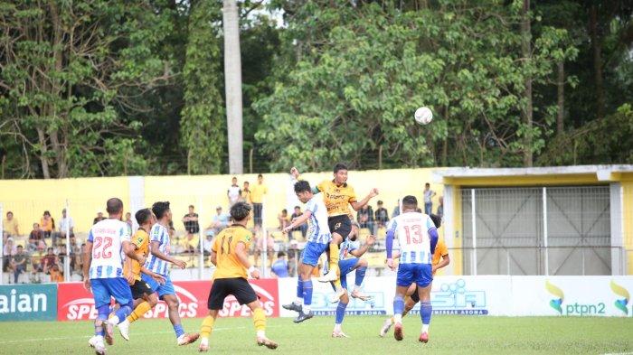 Kapten PSDS, Dicky Yudistia mencoba menyundul bola untuk menjauhkannya dari gawang saat laga menghadapi PSPS Riau di Stadion Baharoeddin Siregar Selasa, (16/1/2024). 