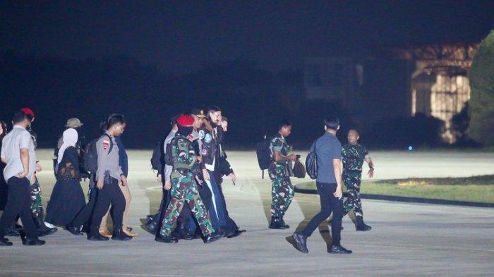 Penampakan Kapten Philip Mehrtens saat tiba di Bandara Halim Perdanakusuma setelah disandera selama 1 tahun 7 bulan di Papua. (Intan Afrida Rafni/kompas.com)