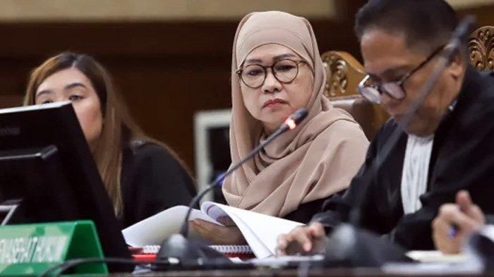 Karen Agustiawan merupakan mantan Direktur Pertamina. Ini kedua kalinya Karen Agustiawan terjerat kasus korupsi. Kini hadirkan Jusuf Kalla (JK) bersaksis di persidangan untuk meringankan terdakwa Karen Agustiawan, Kamis (16/5/2024). (Tribunnews.com)