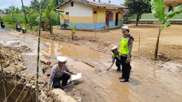 Kasat Lantas Polres Binjai, AKP Agus Ita Lestari saat melihat kondisi jalan yang longsor di Desa Rumah Galuh, Kecamatan Sei Bingai, Kabupaten Langkat, Sumatera Utara, Sabtu (4/5/2024).