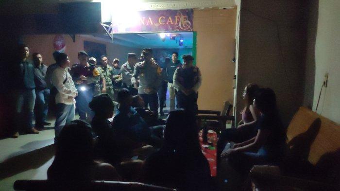 Kasat Reskrim Polres Dairi, AKP Meetson Sitepu saat memeriksa barang tas milik pekerja kafe di salah satu tempat hiburan malam yang berada di Kecamatan Sidikalang Kabupaten Dairi. Petugas melakukan pemeriksaan untuk memastikan tidak ada peredaran narkotika, Minggu (24/12/2023)
