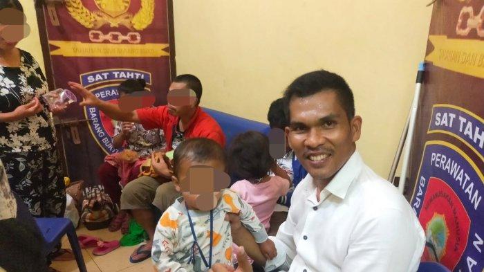 Suasana saat perayaan anak seorang tahanan berinisial TS. Perayaan ulang tahun secara sederhana ternyata memberikan kebahagiaan pada anak tersebut. Acara diiringi oleh alunan musik gitar Kasat Tahti Polres Samosir Aipda Saut H Siahaan, Rabu (21/2/2024)