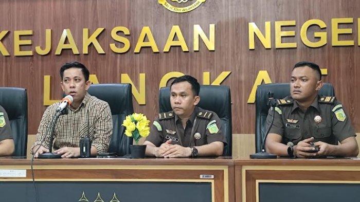 Kasi Intel Kejari Langkat, Sabri Fitriansyah Marbun (kemeja kotak-kotak) memberikan keterangan usai terdakwa Terbit Rencana Peranginangin divonis bebas majelis hakim PN Stabat dalam kasus Tindak Pidana Perdagangan Orang (TPPO), Senin (8/7/2024).