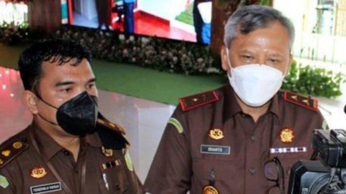 Kasi Penkum Yos A Tarigan (kiri) bersama Kepala Kejaksaan Tinggi Sumut Idianto (kanan).