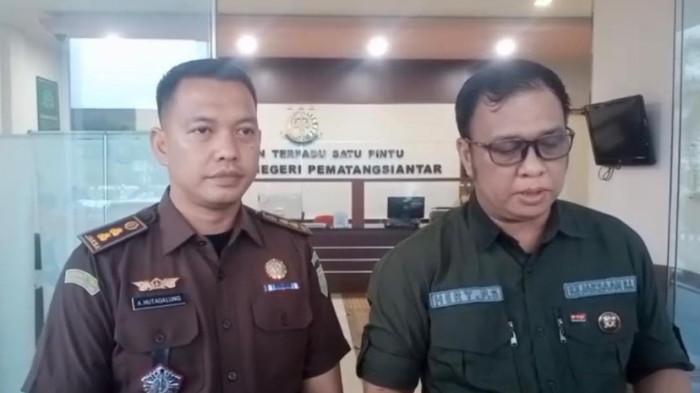 PENYERAHAN JULHAM: Kasi Pidsus Arga Hutagalung dan Kasi Intelijen Kejaksaan Negeri Pematangsiantar, Hery P Situmorang memaparkan penyerahan Julham Situmorang ke Rutan Tanjung Gusta, Senin (28/7/2025) malam.