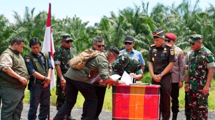 BERITA ACARA PENYERAHAN LAHAN: Tim Satgas PKH Kepala Staf Umum TNI (Kasum TNI) Letjen TNI Richard Tampubolon dan Kepala Kejaksaan Tinggi Sumatra Utara, Idianto, selaku Jaksa Eksekutor, menyerahkan berita acara penyerahan lahan seluas 47.000 hektare yang selama ini diukasai PT Torus Ganda diserahkan kepada KLHK pada Jumat (25/4/2025). Lahan yang telah dieksekusi secara administrasi dan fisik ini kini resmi diserahkan kepada Kementerian Lingkungan Hidup dan Kehutanan (KLHK) untuk pengelolaan lebih lanjut. (Puspen TNI)