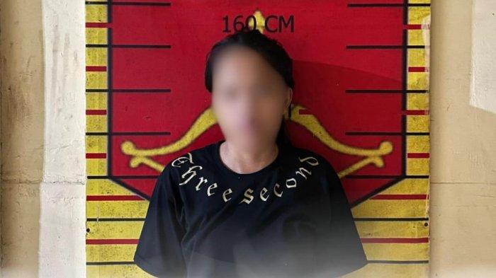 Tersangka berinisial D saat diamankan oleh pihak kepolisian, setelah ditetapkan sebagai pelaku dalam kasus dugaan penganiayaan bocah perempuan di Nias Selatan.