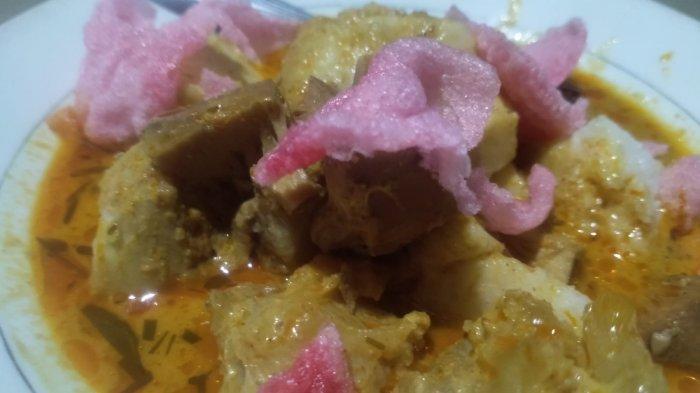 Ilustrasi lontong tunjang untuk menu makan siang enak.
