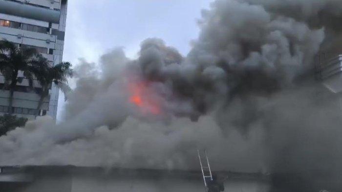 KEBAKARAN HOTEL DANAU TOBA: Asap tebal menyelimuti Hotel Danau Toba Internasional  Medan, Jumat (30/5/2025). Hingga saat ini api belum kunjung padam.