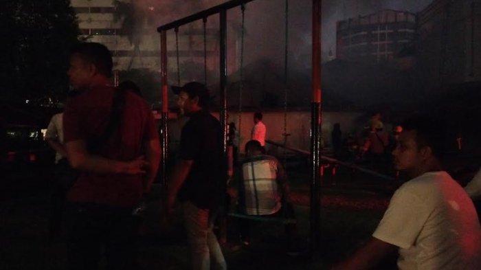 KEBAKARAN HOTEL DANAU TOBA: Sejumlah warga saat berhamburan menyelamatkan diri keluar dari Hotel Danau Toba Internasional Medan, Jumat (30/5/2025). Hingga saat ini api belum kunjung padam.