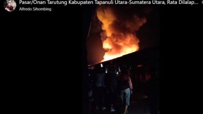 Kebakaran Pasar Tarutung pada Minggu (8/4/2024).