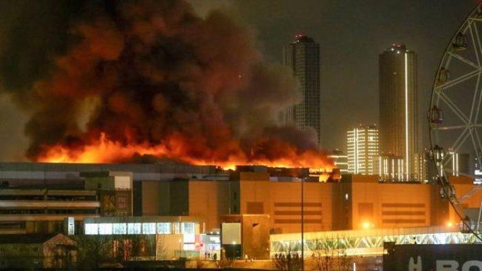 Kebakaran besar terlihat di Balai Kota Crocus di tepi barat Moskow, Rusia, Jumat, 22 Maret 2024. Beberapa pria bersenjata menyerbu gedung konser besar di Moskow, 40 orang tewas dan lebih dari 100 terluka. (Sumber: AP Photo)