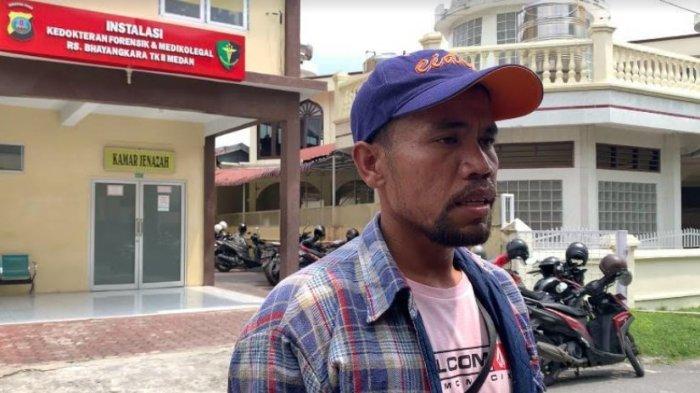 Keluarga korban kebakaran, Marson Pasaribu saat diwawancarai di depan kamar jenazah Rumah Sakit Bhayangkara Medan, Kamis (27/6/2024).