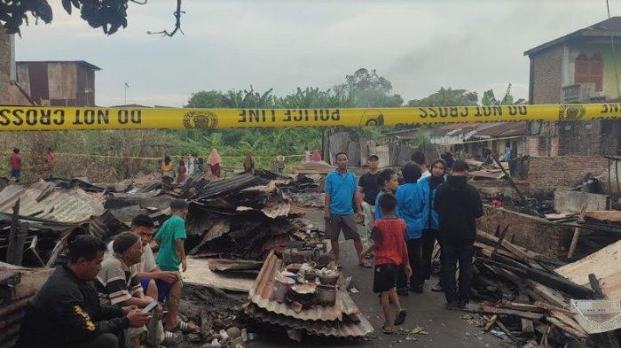 Sejumlah warga menyaksikan lokasi setelah kebakaran di Jalan Bersama Kecamatan Medan Tembung, Senin (8/7/2024).