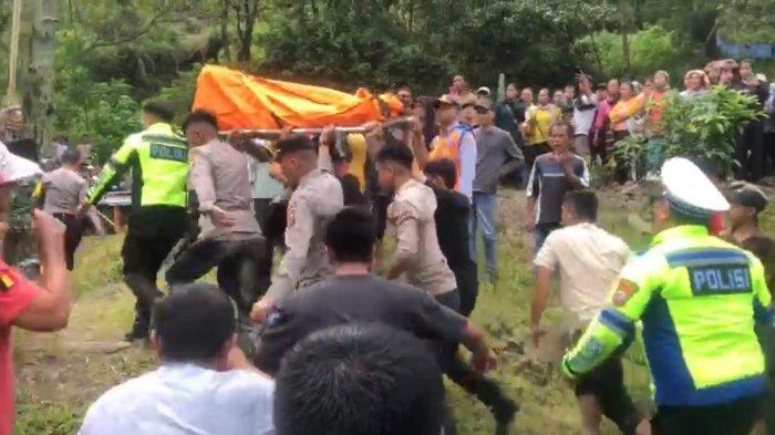 Polda Sumut bersama Polres Humbahas, TNI, SAR, dan pemerintah daerah mengevakuasi dua korban longsor Dusun III, Desa Simangulampe, Kecamatan Bakti Raja Bakkara, Kabupaten Humbang Hasundutan, yang berhasil ditemukan, Sabtu (2/12/2023).