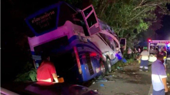 Kecelakaan bus tingkat menabrak pohon hingga terbelah dua di Thailand