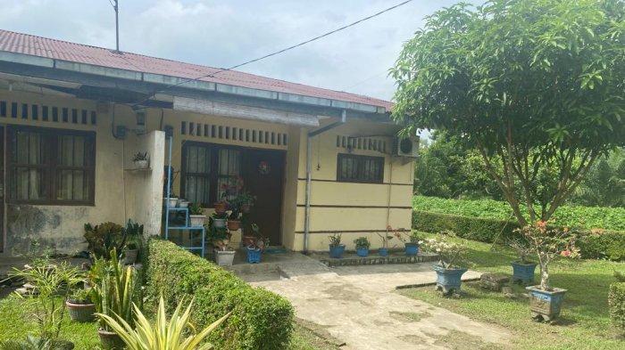 Kediaman Henry Adi Tindaon yang tewas dalam kecelakaan tol Lubukpakam. Rumah Henry Adi Tindaon tampak dipasangi ornamen Natal, Rabu (20/12/2023) 