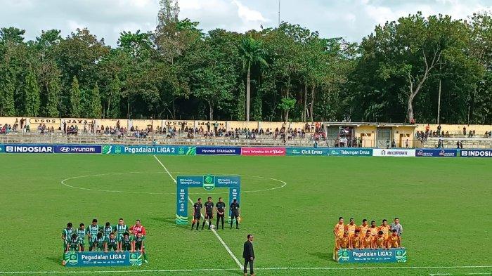 Kedua Tim PSMS Medan (kiri) dan Sriwijaya FC (kanan) jelang pertandingan babak play-off degradasi di Stadion Baharoeddin Siregar, Lubukpakam, Deliserdang, Minggu (19/1/2025). 