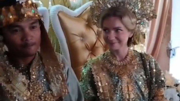 Kedua mempelai Randi Guntur (39) dengan Weronika (38), wanita asal Polandia di Dusun Laiya, Desa Tompobulu, Kecamatan Bulupoddo, Kabupaten Sinjai, Sulawesi Selatan. Kamis, (20/7/2023).