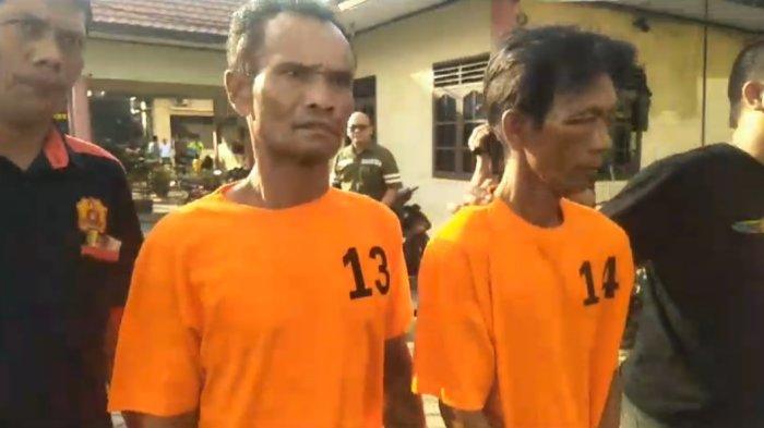 Kedua pelaku maling pagar ketika digiring oleh petugas masuk ke dalam sel tahanan.