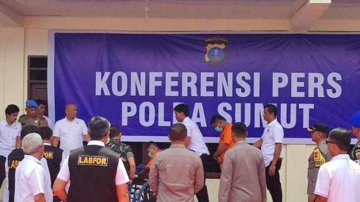 Kedua pelaku pembakaran rumah Sempurna Pasaribu digiring setelah rilis pengungkapan kasus di Mapolres Tanah Karo, di Jalan Veteran, Kabanjahe, Senin (8/7/2024) kemarin. (TRIBUN MEDAN/MUHAMMAD NASRUL)