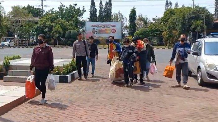 Keenam pengunjung yang diduga bikin ulah hingga menyebabkan area sekitar Padang Savana, kawasan Gunung Bromo terbakar tiba di Mapolres Probolinggo, Kamis (7/9/2023).