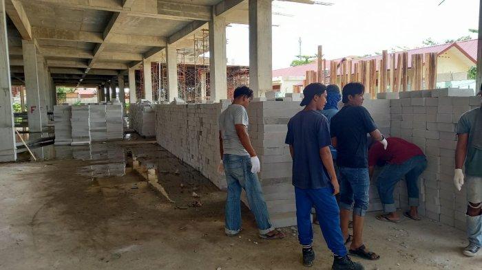 Kegiatan pengerjaan GOR Merdeka yang menjadi venue Tinju dan Kick Boxing PON XXI Sumut Aceh 2024 di Kota Pematangsiantar