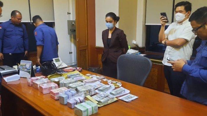 Tim penyidik Jaksa Agung Muda Pidana Khusus (Jampidsus) Kejagung RI menyita sejumlah uang beserta belasan ribu hektare tanah usai menggeledah tiga kantor perusahaan minyak di Kota Medan beberapa hari lalu