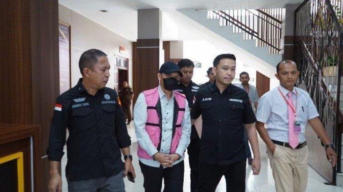 DUGAAN KORUPSI: Kejaksaan Tinggi Sumatera Utara menahan Kepala Dinas Kebudayaan dan Pariwisata (Disbudpar) Sumatera Utara, Zumri Sulthony terkait dugaan korupsi kegiatan penataan Situs Benteng Putri Hijau, Kecamatan Namo Rambe, Deliserdang Tahun 2022, Selasa (11/3/2025).