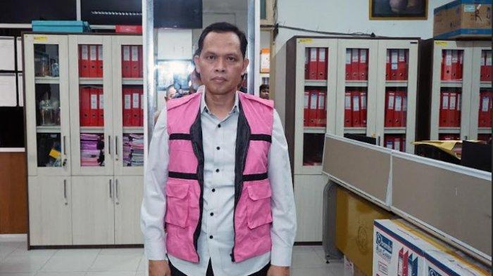 KEPALA DISBUDPAR: Kejaksaan Tinggi Sumatera Utara (Kejatisu) disebut mengamankan Kepala Dinas Kebudayaan dan Pariwisata (Disbudpar) Sumatera Utara Zumri. Tampak Zumri mengenakan baju tahanan berbaju merah jambu.
