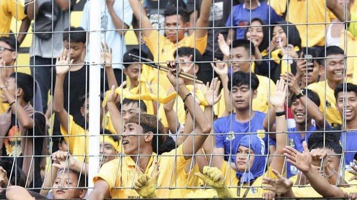 Suporter PSDS dari grup Barisan Suporter Atrack (BSA) memberikan dukungannya pada saat tim kesayangannya menjamu PSPS Riau di Stadion Baharoeddin Siregar Minggu, (17/9/2023)