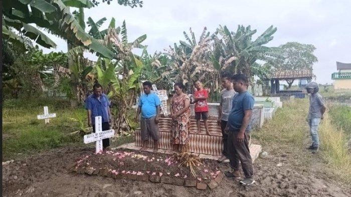 Keluarga Hertalina Simanjuntak saat berkunjung ke makam.