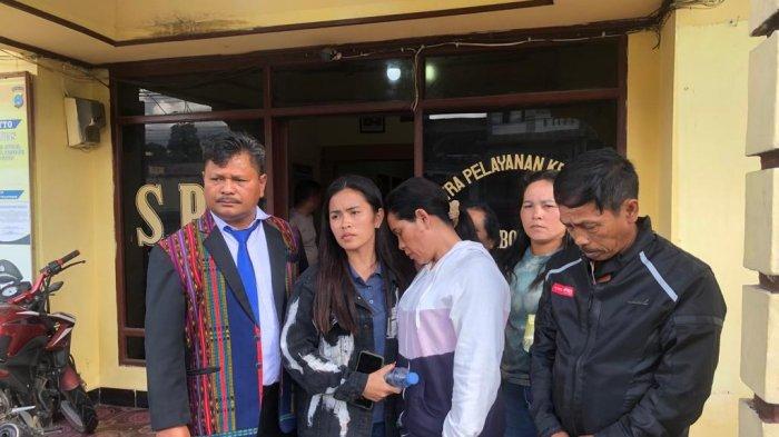 Keluarga almarhum Aldi Sahilatua dimintai keterangan oleh polisi di Polsek Siborongborong, Senin (27/11/2023).