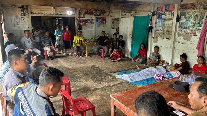 Keluarga almarhum Yarendi Ndururu (17) sepakat menyerahkan jenazah anaknya ke Polres Nias Selatan untuk diambil tindakan autopsi