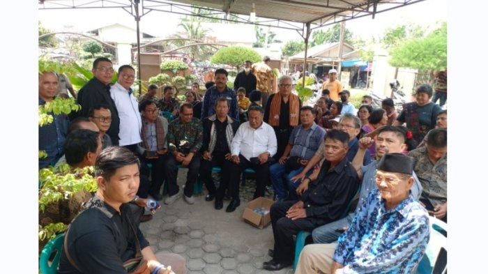 Keluarga besar Siraja Oloan ketika berada di rumah duka di Desa Sambirejo Kecamatan Pagar Merbau Kabupaten Deli Serdang, Senin (22/7/2024).