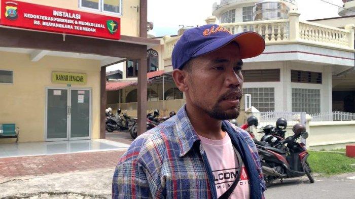 Keluarga korban kebakaran, Marson Pasaribu saat diwawancarai di depan kamar jenazah Rumah Sakit Bhayangkara Medan, Kamis (27/6/2024).