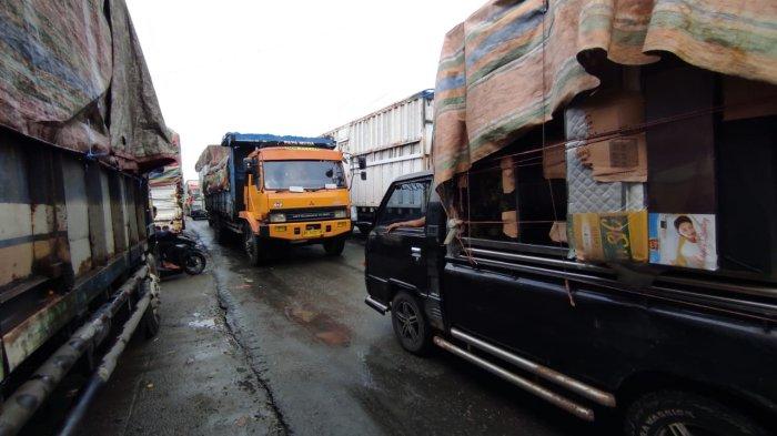 Kemacetan hingga 20 KM terjadi di Jalan Lintas Sumatera (Jalinsum) Asahan, Kecamatan Air Batu, Rabu (21/8/2024). Kemacetan diakibatkan pengecoran jalan yang memakan setengah badan jalan yang mengakibatkan kendaraan bergantian untuk melewati ruas jalan yang belum dicor.
