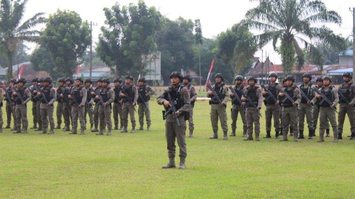 Komandan Batalyon B Sat Brimob Polda Sumut, Kompol Bima Anggalaksana, S.I.K., M.I.K, memimpin pelaksanaan pacara pembukaan Latihan Peningkatan Kemampuan Anti Anarkis Semester I Tahun 2024 di Lapangan Mako Batalyon B Sat Brimob Polda Sumut di Tebing Tinggi, Rabu (26/06/2024).