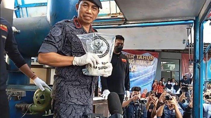 Kepala BNNP Sulsel Brigjen Pol Guruh Ahmad Fadiyanto saat proses pemusnahan barang bukti narkoba selama setahun di kantor BNNP Sulsel, Jalan Manunggal, Kota Makassar, Sulsel, Rabu (20/12/2023).